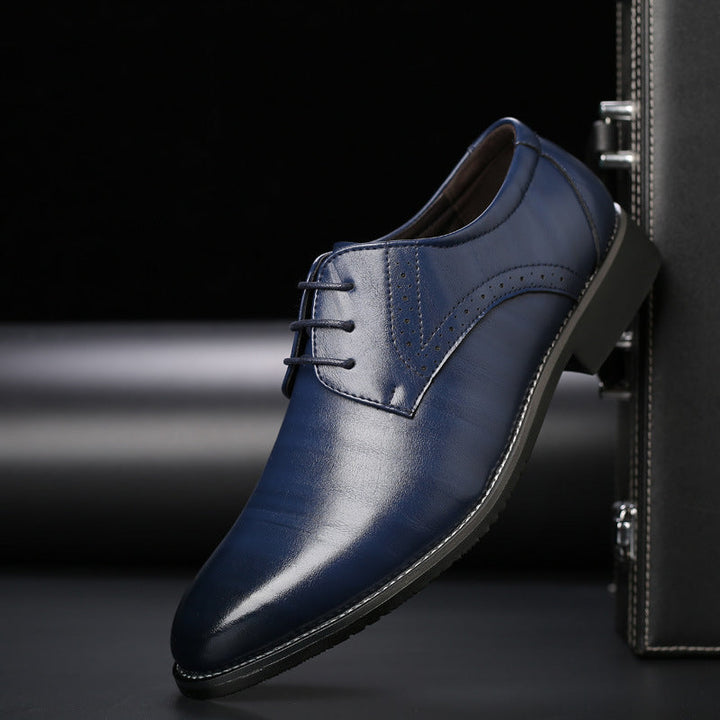 Stijlvolle heren brogues met klassieke vetersluiting en elegante perforaties voor een modieuze look.