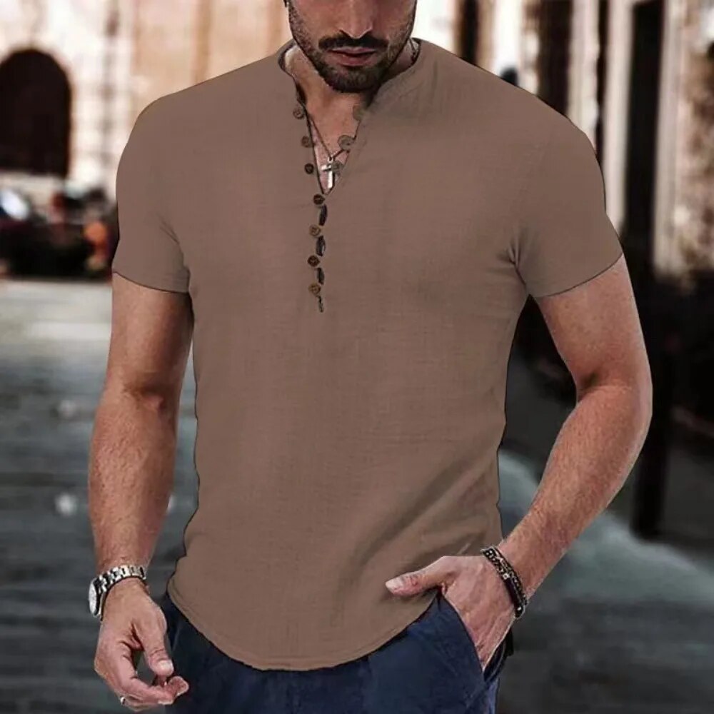 Mannelijk model in stijlvol bruin V-hals shirt met korte mouwen
