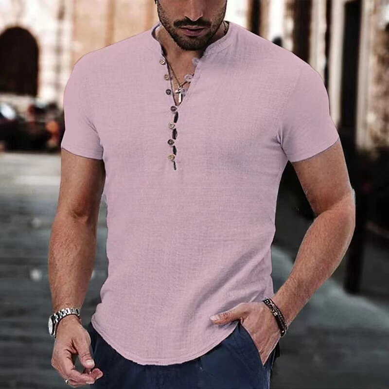 Man draagt trendy roze V-hals shirt met knoopsluiting, casual stijl