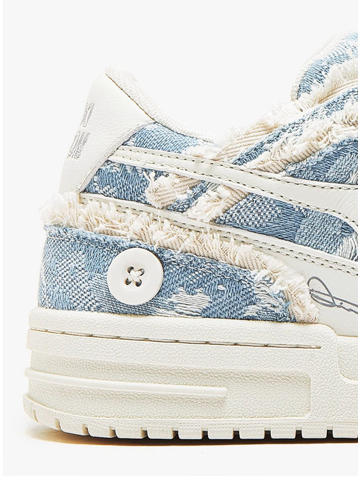 Close-up van robuuste heren sneaker met opvallend sterrendesign en stevige vetersluiting.