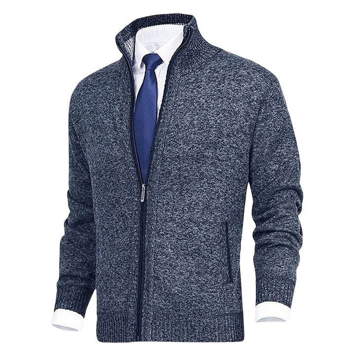 Detail van zacht gebreid heren ritsvest met kraag en zakken, hoge kwaliteit en elegant.