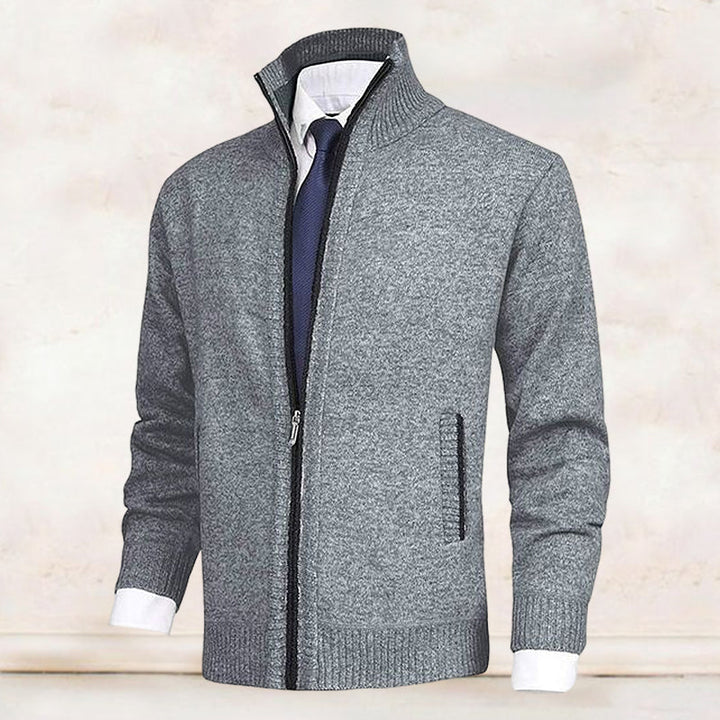Zijbeeld van een comfortabel heren ritsvest met zakken, ideaal voor herfst/winter mode.