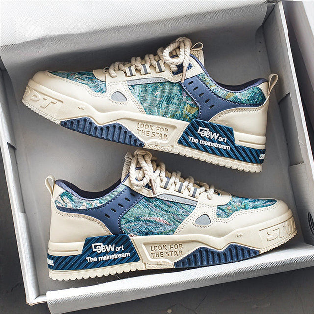 Paar comfortabele heren sneakers in blauw olieverf print, gepresenteerd in een doos.