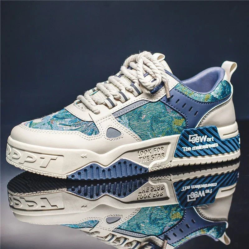 Heren casual sneaker met blauw olieverf design op reflecterende ondergrond.