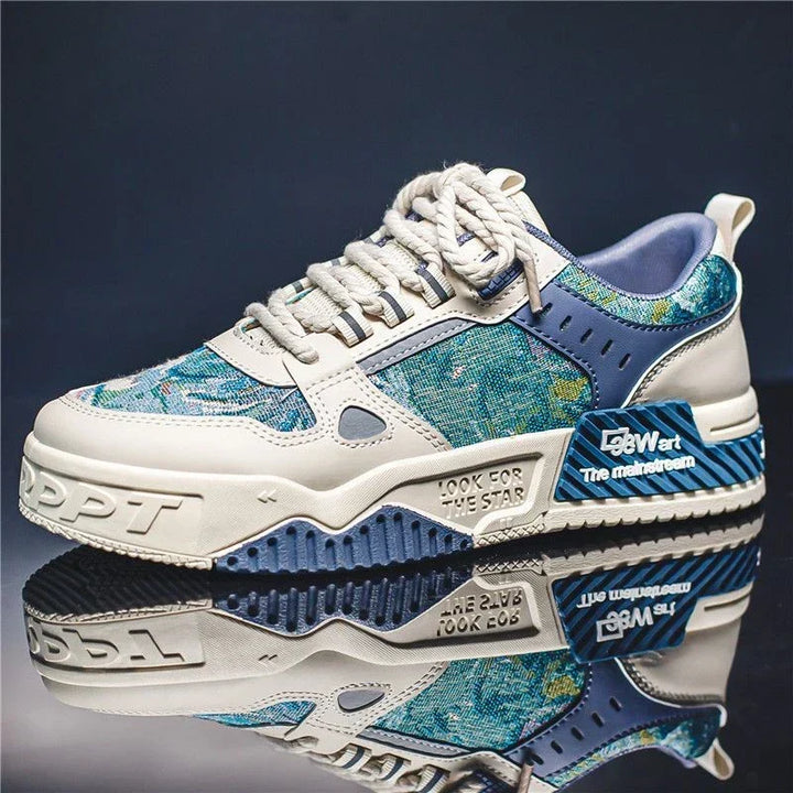 Heren casual sneaker met blauw olieverf design op reflecterende ondergrond.