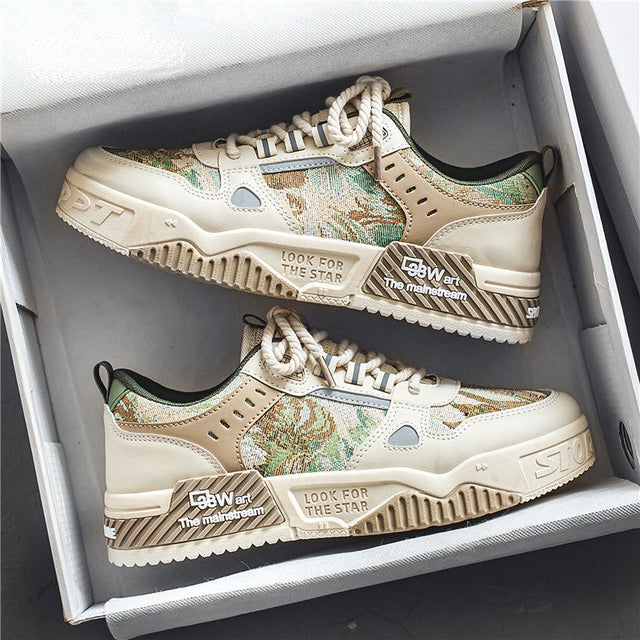 Casual heren sneaker in beige olieverf design, detail van de zijkant met veters.