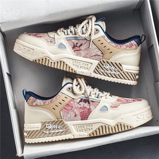 Trendy heren sneakers met roze olieverf patroon, stijlvol in een open schoenendoos.