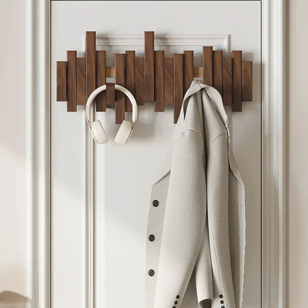 Houten wandkapstok Piano met uniek design en meerdere haken, perfect voor de organisatie van jassen en hoeden.