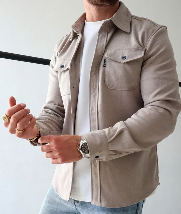 Grijs modern herenoverhemd, lange mouw, stijlvolle bovenkleding die zowel casual als zakelijk gedragen kan worden.