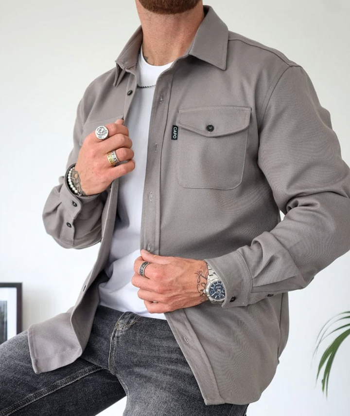 Man draagt stijlvol beige herenoverhemd met lange mouw, moderne pasvorm, comfortabel en veelzijdig voor elke look.