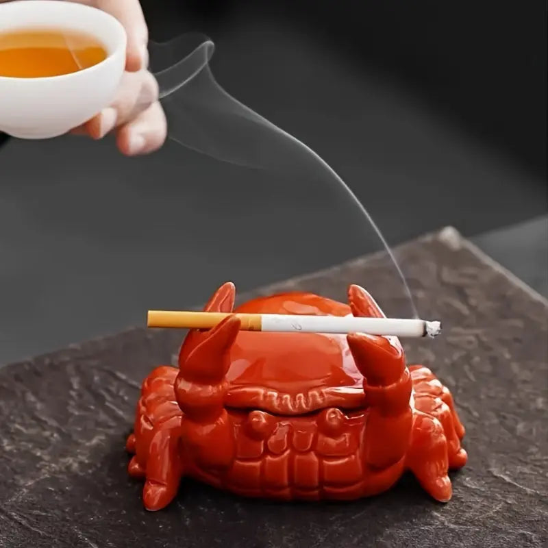 "Keramische krab asbak, uniek en decoratief ontwerp. Gedetailleerd, creatief accessoire voor huis of kantoor."