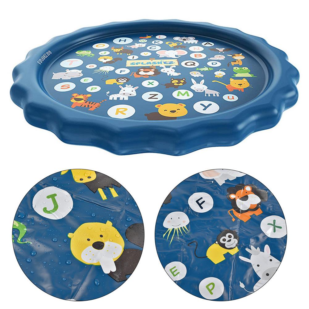 "Kinderen spelen op kleurrijke watermat met zee dieren, zachte waterstralen en verkoeling, ideaal voor zomers speelplezier."