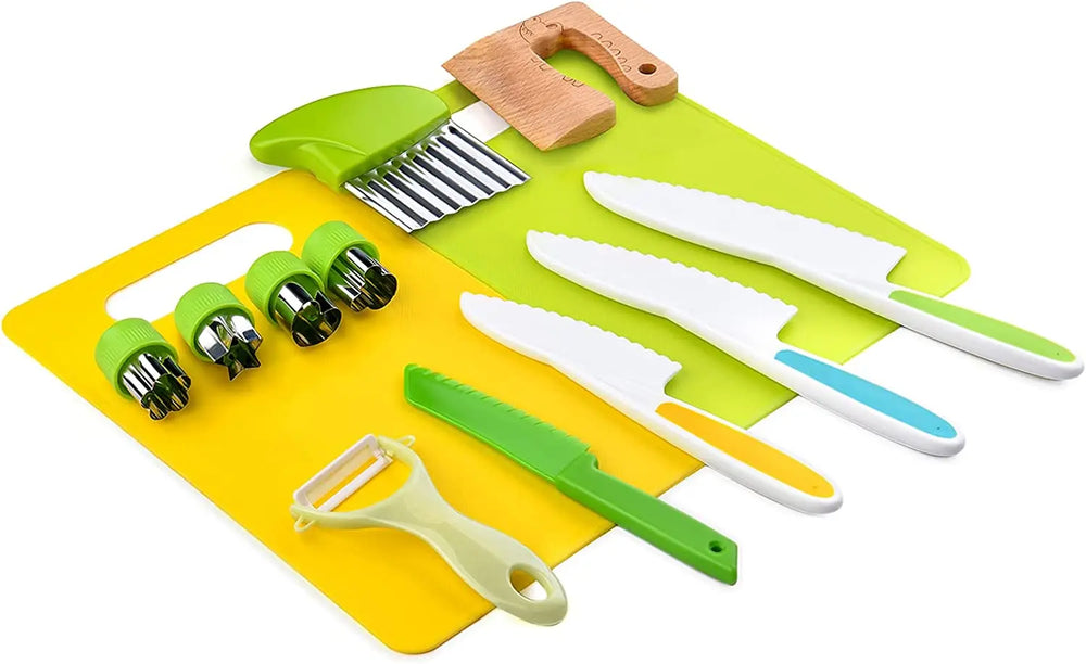 Kindvriendelijke keukenset voor kinderen, kleurrijke veilige messen en hulpmiddelen, bevordert leren en creativiteit.