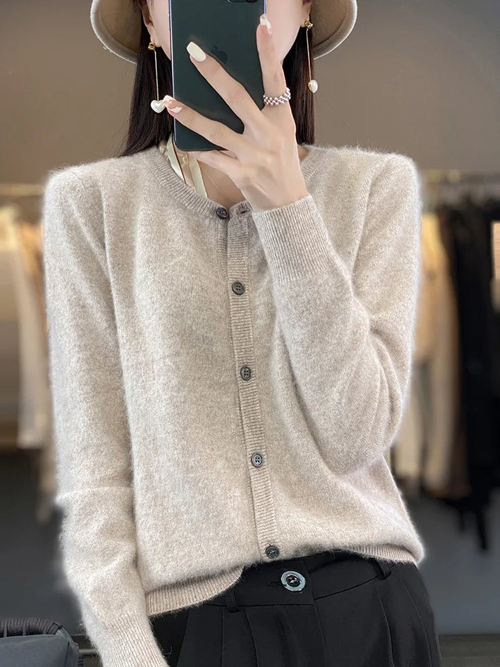 Chique damesvest met ronde hals, een klassiek design dat elegantie en gemak combineert.