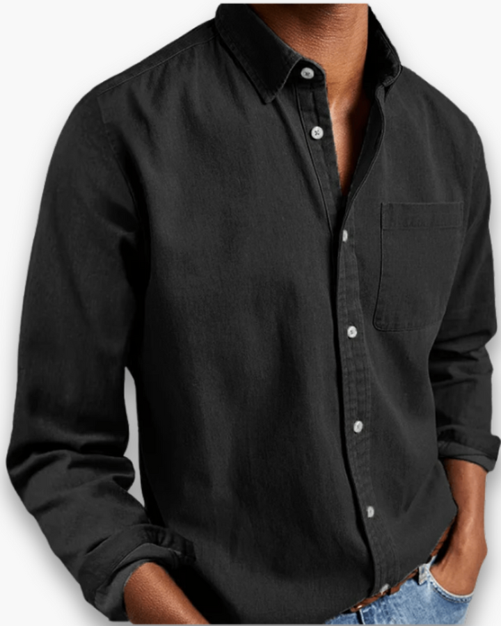 Man draagt comfortabel klassiek heren overhemd. Geschikt voor casual en formele zomer outfits.