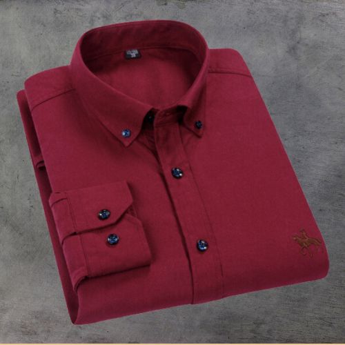 Klassiek Oxford overhemd met button-down kraag, premium katoen, subtiel borduurwerk, regular fit, veelzijdig te stylen.