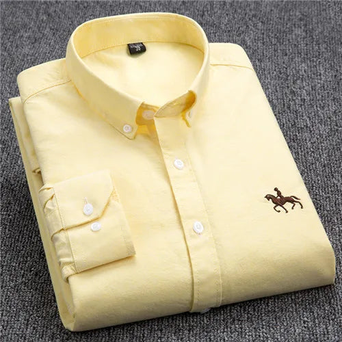 Klassiek Oxford overhemd met button-down kraag, premium katoen, subtiel borduurwerk, regular fit, veelzijdig te stylen.