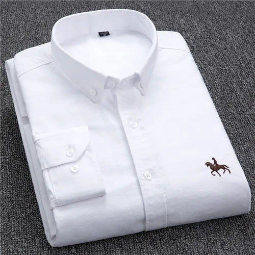 Klassiek Oxford overhemd met button-down kraag, premium katoen, subtiel borduurwerk, regular fit, veelzijdig te stylen.