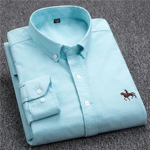 Klassiek Oxford overhemd met button-down kraag, premium katoen, subtiel borduurwerk, regular fit, veelzijdig te stylen.