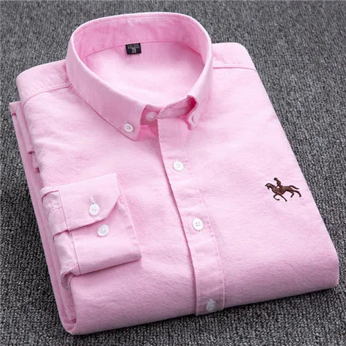 Klassiek Oxford overhemd met button-down kraag, premium katoen, subtiel borduurwerk, regular fit, veelzijdig te stylen.