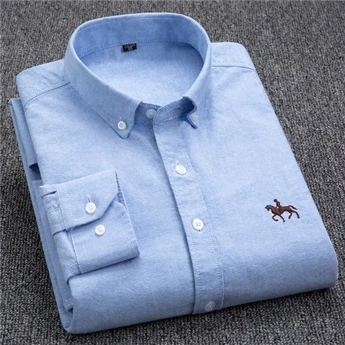 Klassiek Oxford overhemd met button-down kraag, premium katoen, subtiel borduurwerk, regular fit, veelzijdig te stylen.