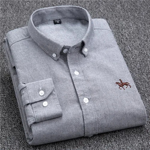 Klassiek Oxford overhemd met button-down kraag, premium katoen, subtiel borduurwerk, regular fit, veelzijdig te stylen.