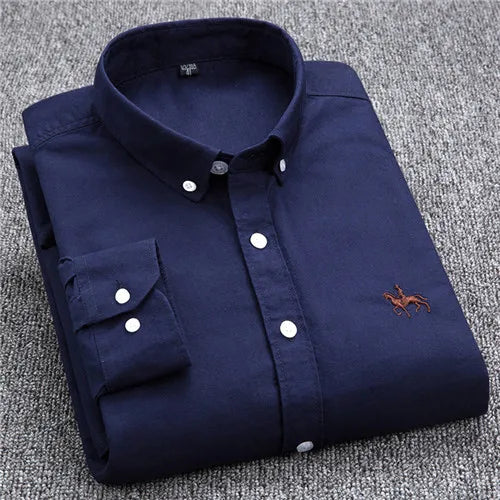 Klassiek Oxford overhemd met button-down kraag, premium katoen, subtiel borduurwerk, regular fit, veelzijdig te stylen.
