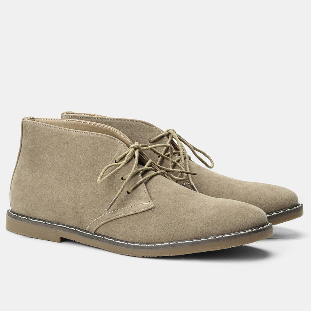 Klassieke desert boots voor heren in bruin suède, stijlvol en comfortabel met slipvaste zool, perfect voor elke gelegenheid.