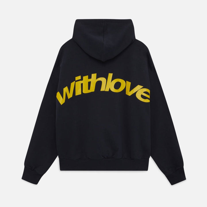 "Klassieke hoodie met royale capuchon en kangoeroezak in tijdloos design, voorzijde met subtiel logo, comfortabel en stijlvol