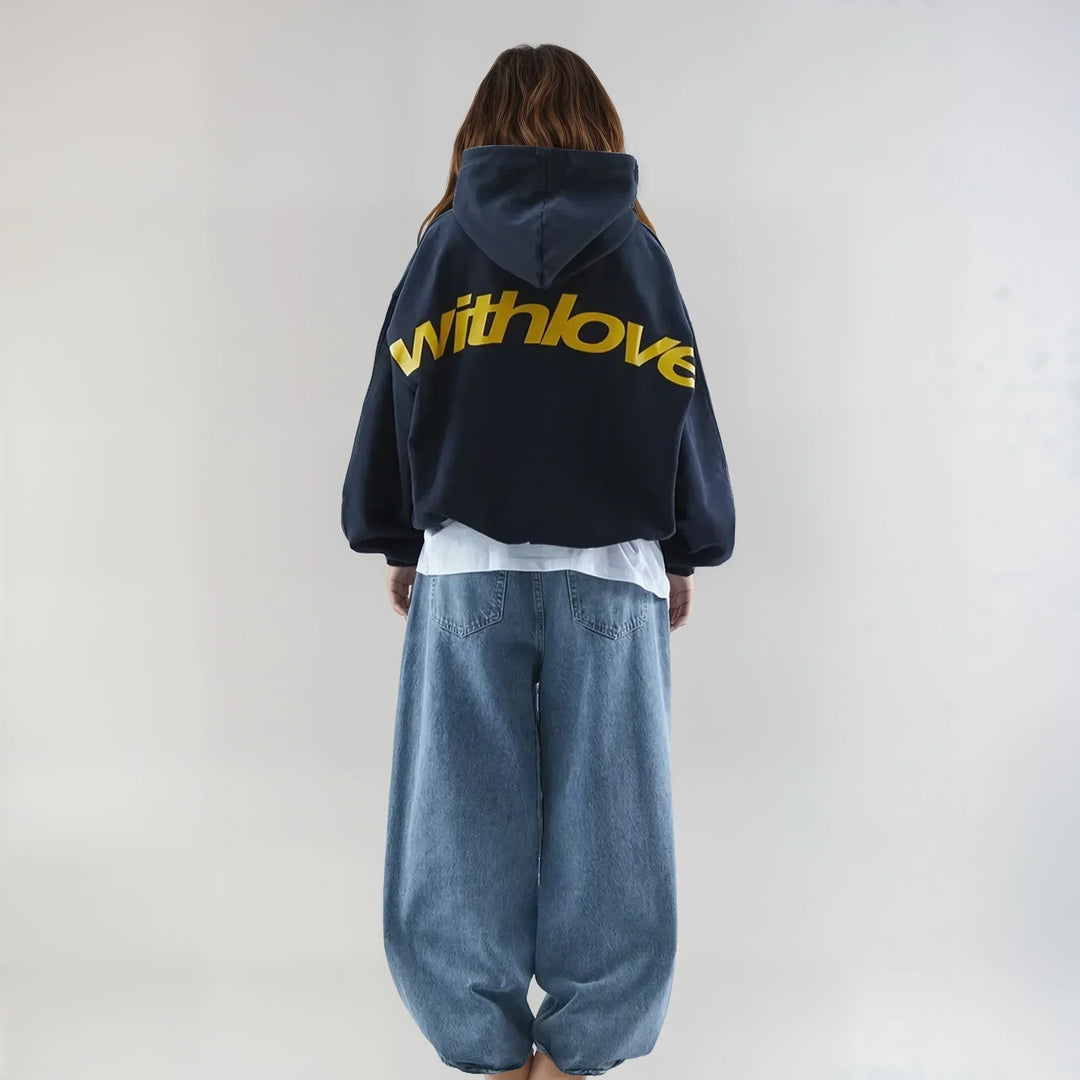 "Klassieke hoodie met royale capuchon en kangoeroezak in tijdloos design, voorzijde met subtiel logo, comfortabel en stijlvol