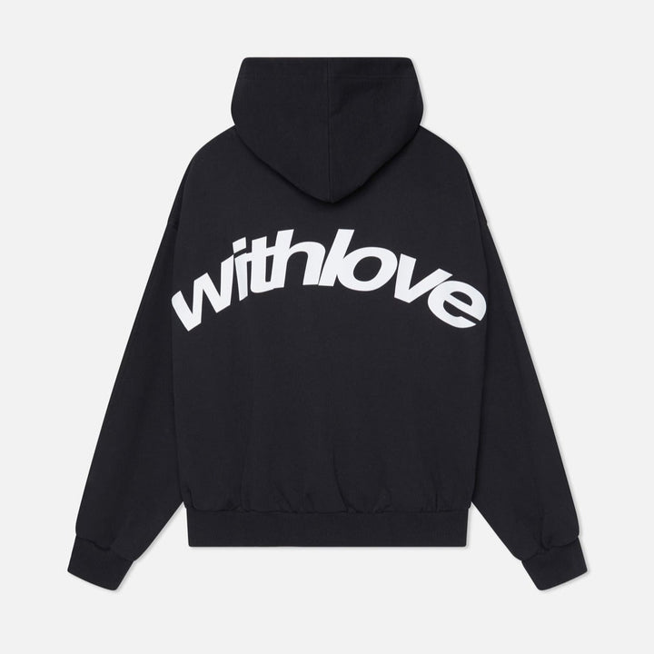 "Klassieke hoodie met royale capuchon en kangoeroezak in tijdloos design, voorzijde met subtiel logo, comfortabel en stijlvol