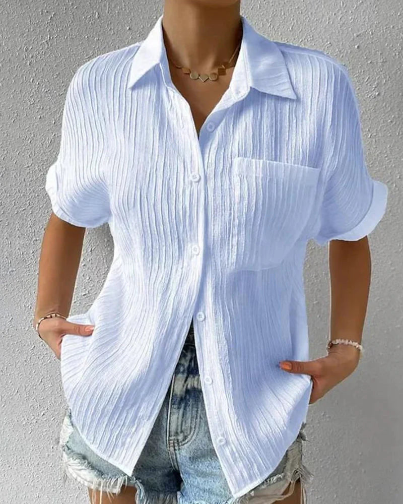 Klassieke korte mouw blouse voor dames, tijdloos design in blauw, roze of wit, button-down, perfecte pasvorm.