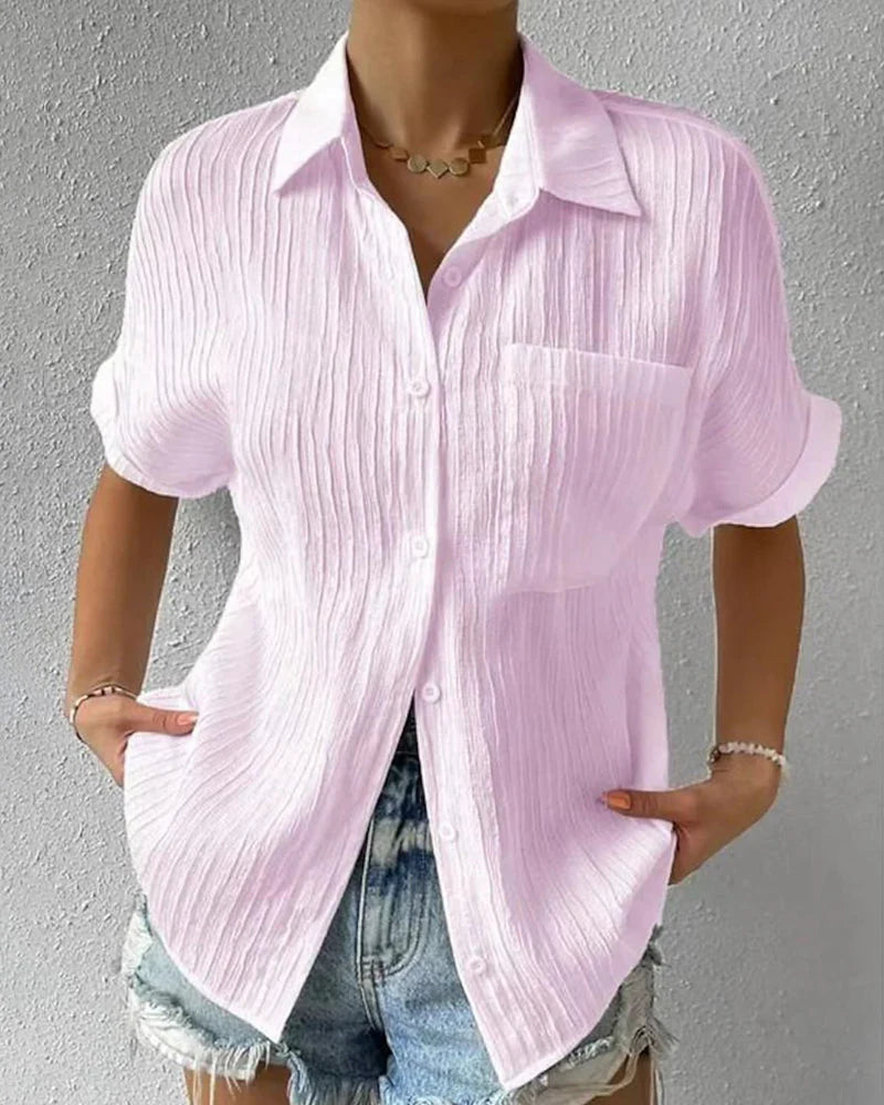 Klassieke korte mouw blouse voor dames, tijdloos design in blauw, roze of wit, button-down, perfecte pasvorm.