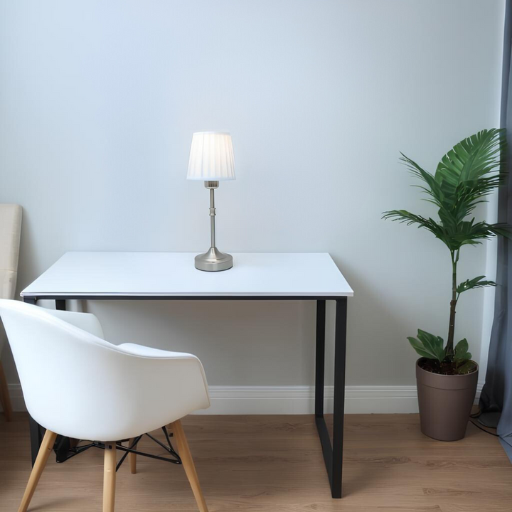 "Klassieke tafellamp met metalen frame en stoffen kap in een interieur, draadloos met drie lichtstanden."