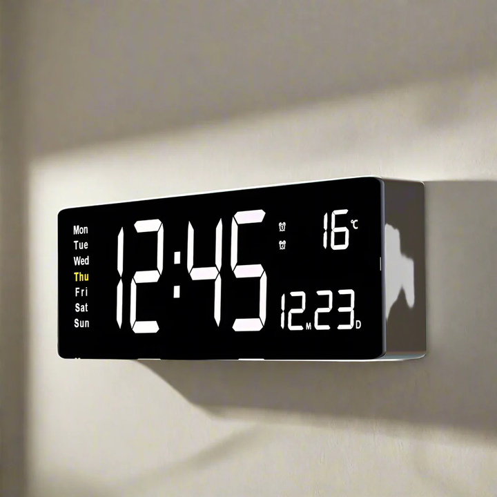 "Kleurrijke acryl digitale klok met helder LED-display, perfect voor elke kamer. USB oplaadbaar, past in modern interieur."