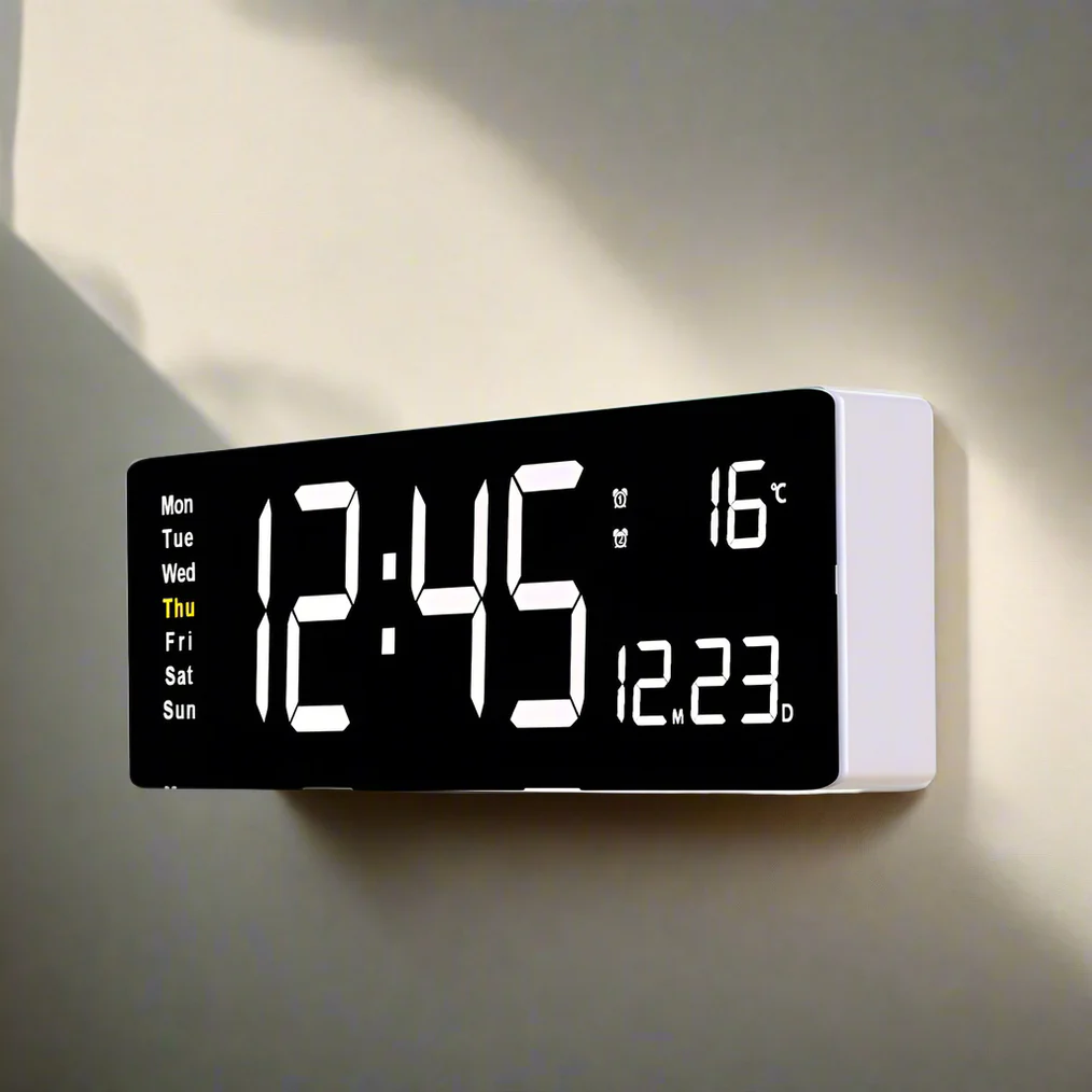 "Kleurrijke acryl digitale klok met helder LED-display, perfect voor elke kamer. USB oplaadbaar, past in modern interieur."