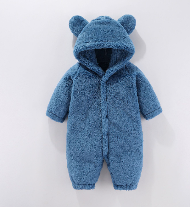 "Knusse baby fleece romper met capuchon, zacht en warm, perfect voor koude dagen, beschikbaar in verschillende kleuren."