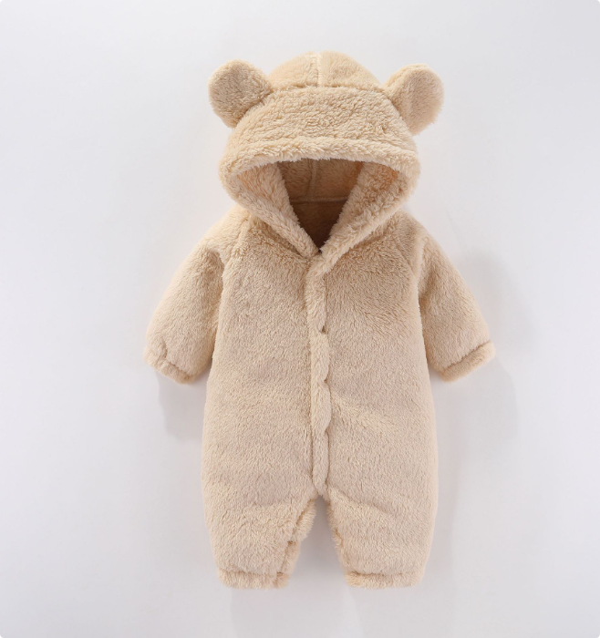 "Knusse baby fleece romper met capuchon, zacht en warm, perfect voor koude dagen, beschikbaar in verschillende kleuren."