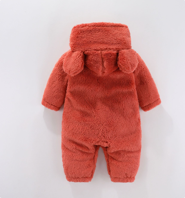 "Knusse baby fleece romper met capuchon, zacht en warm, perfect voor koude dagen, beschikbaar in verschillende kleuren."