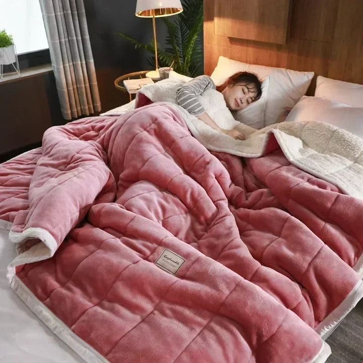 Koraal fleece deken met dikke flanel textuur, zacht en warm voor herfst en winter, beschikbaar in diverse kleuren.