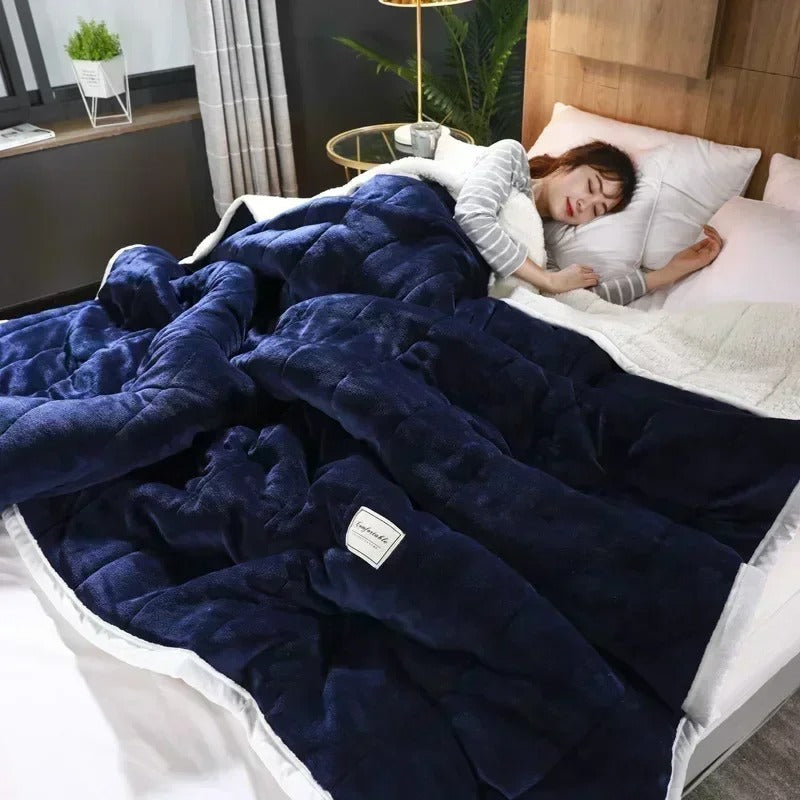 Koraal fleece deken met dikke flanel textuur, zacht en warm voor herfst en winter, beschikbaar in diverse kleuren.