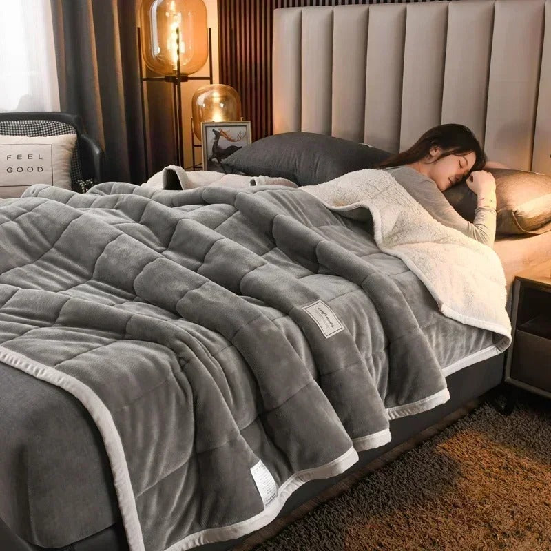 Koraal fleece deken met dikke flanel textuur, zacht en warm voor herfst en winter, beschikbaar in diverse kleuren.