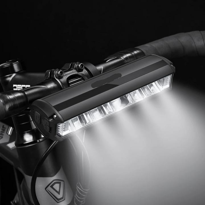 "Krachtige 1400 lumen fietslamp, zwarte behuizing, oplaadbaar, weerbestendig ontwerp voor optimale zichtbaarheid"