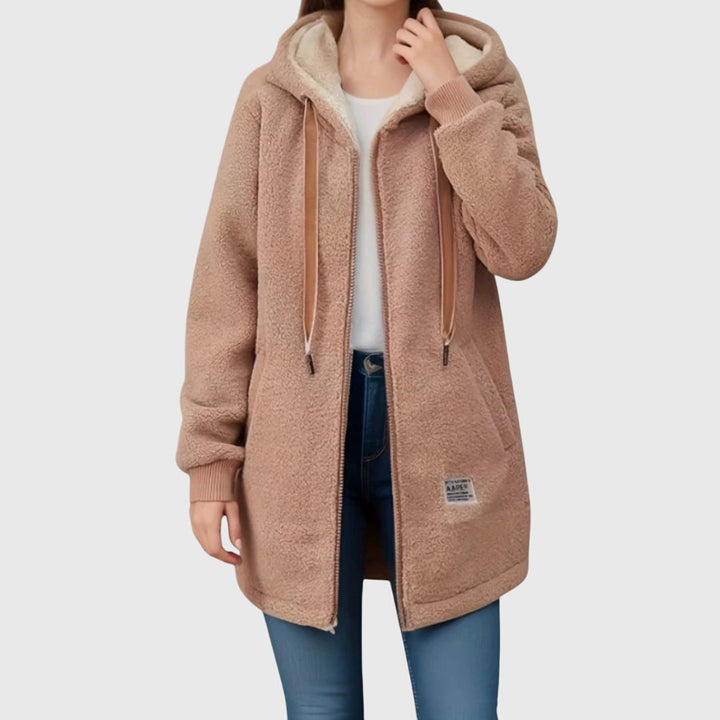 Warm en comfortabel dames knuffeljack, lang model met capuchon en rits. Stijlvolle bovenkleding voor de winter.