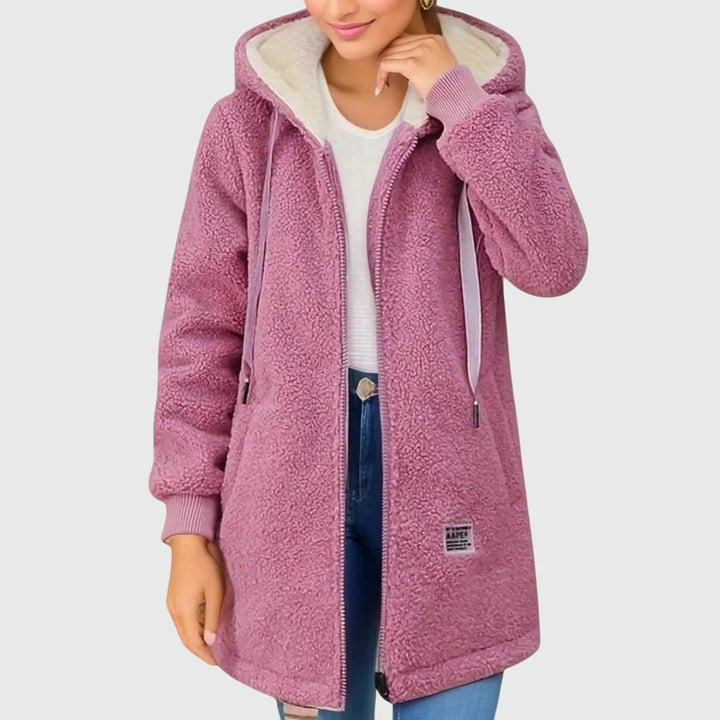 Roze lang dames knuffeljack met capuchon en rits, heerlijk zacht en warm voor koude herfst- en winteravonden.