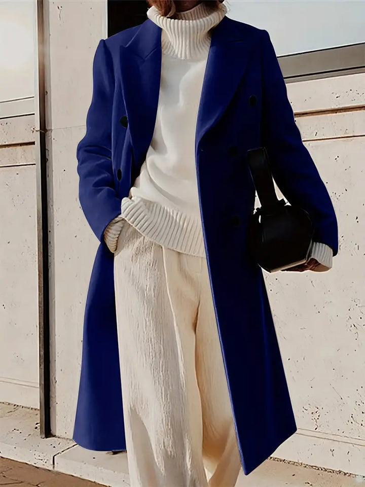 "Lange dames trenchcoat in zacht kasjmier, elegante snit, tijdloze en luxe uitstraling, perfect voor elke gelegenheid."