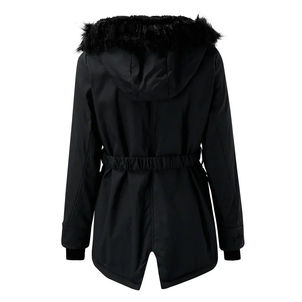 Lange dames winterjas met capuchon, gewatteerde stof en stevige rits, voor stijlvolle warmte en bescherming in de winter.