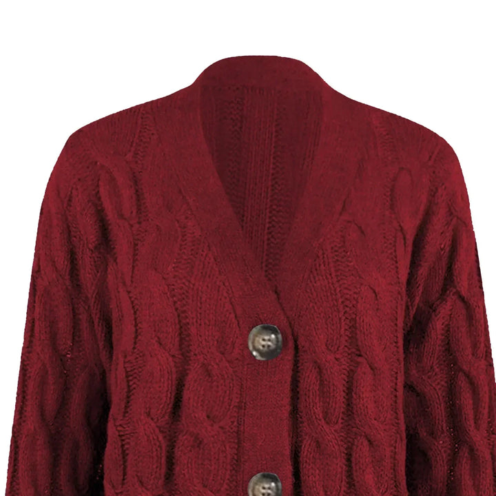 "Lange gebreide damescardigan in zachte stof met knoopsluiting en zakken, ideaal voor casual lente looks."