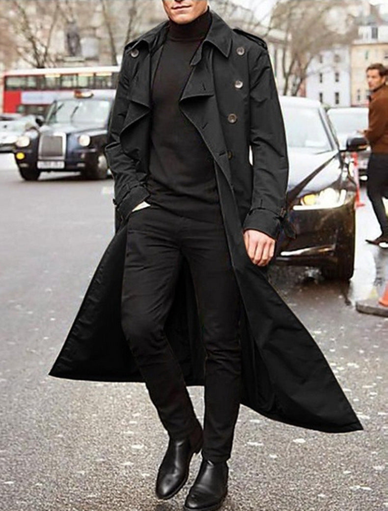 "Lange heren trenchcoat, klassiek en elegant design, dubbele knopenrij, hoogwaardige stof, tijdloze uitstraling."