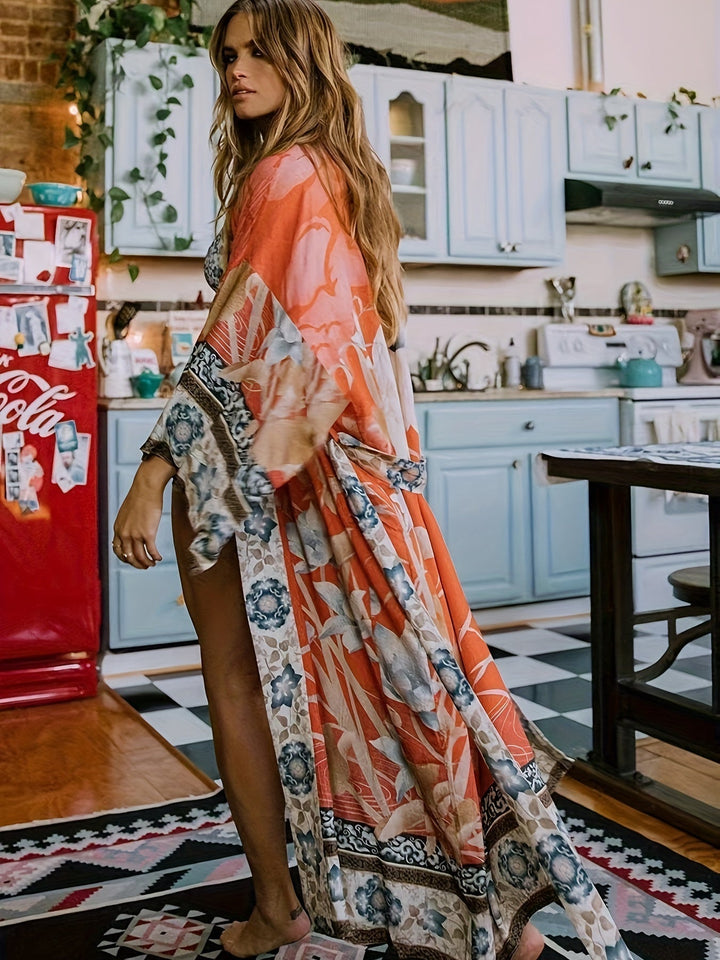 "Lange kimono dames met subtiele bloemenprint en zachte stof, vloeiende pasvorm en ceintuur in taille."